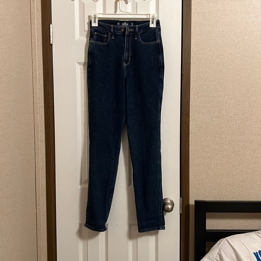 Never worn!! Ultra high-rise Hollister mom jean